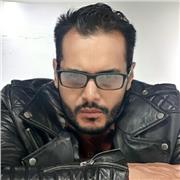 Profesor de mercadeo imparte clases a estudiantes y emprendedores que quieran rentabilizar su negocio